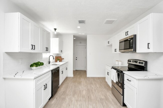 Building Photo - 9912 Cardinal St