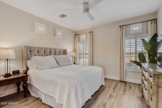 Building Photo - 8880 E Paraiso Dr