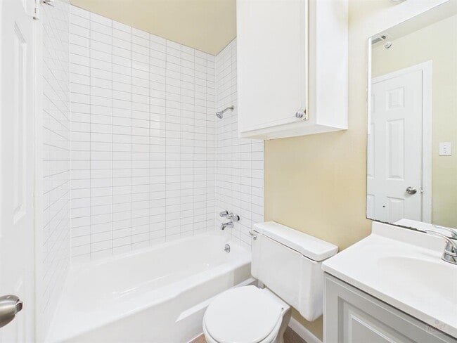 Building Photo - 616 W 51st St