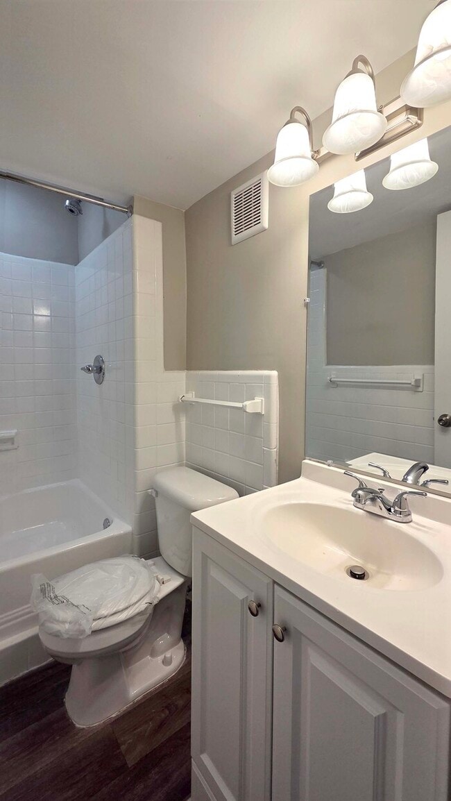 Building Photo - One Month Free! Classic 1 Bedroom Apartment in Historic Downtown College Park!