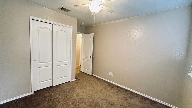 Building Photo - 5 Bedroom Home in Dover Subdivision!