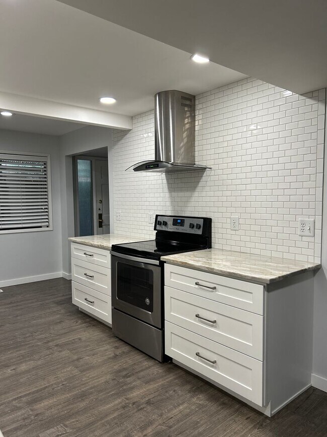 Building Photo - Houk Duplex