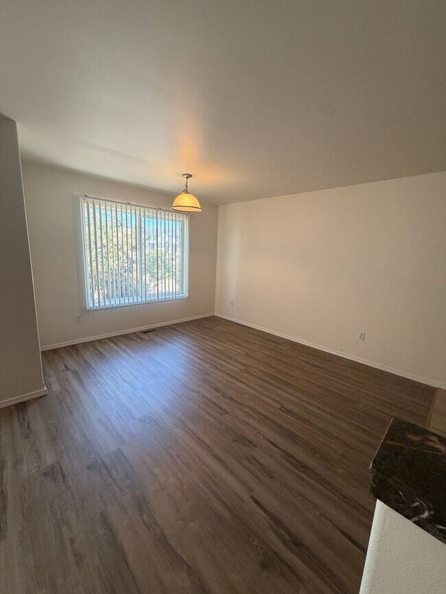 Building Photo - Large Duplex, Pelican Pointe Area