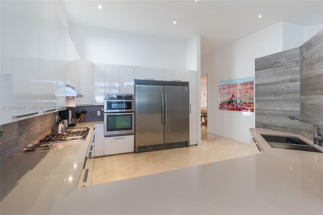 Building Photo - 1651 NE 196th St