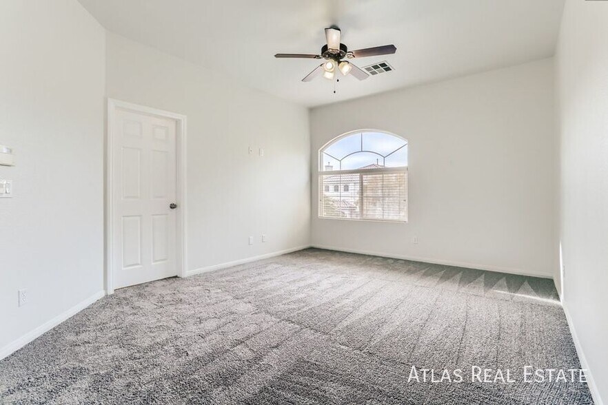 Building Photo - 10884 Royal Highlands St