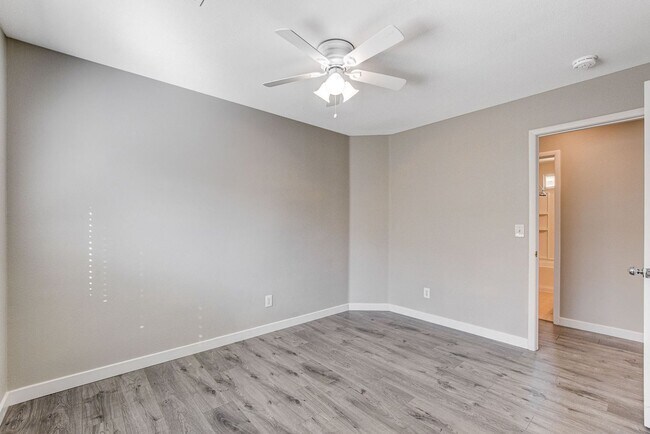 Building Photo - Spacious 3 bedroom home with large yard in...