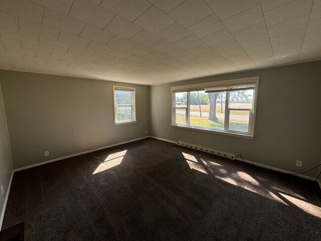 Building Photo - Spacious 3-Bedroom, 1-Bathroom Home with Pole Building – $1,525/Month
