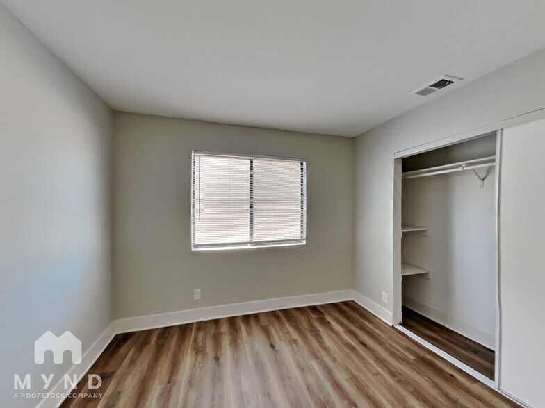 Building Photo - 4336 N Fox Point Dr