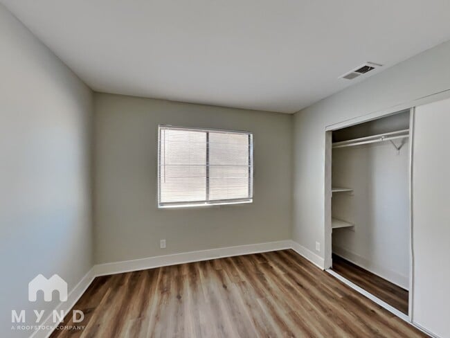 Building Photo - 4336 N Fox Point Dr