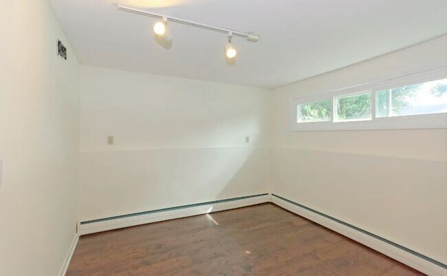 Building Photo - 343 Consaul Rd