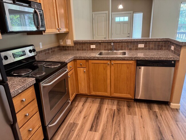 Building Photo - Beautiful 1br Condo in Sherwood. End unit ...