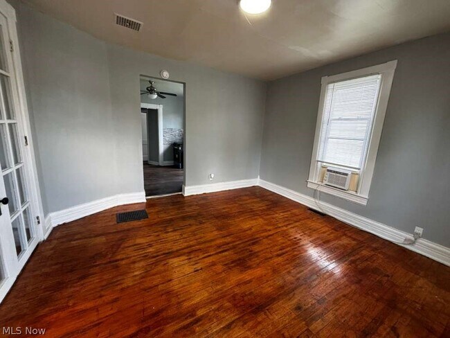 Building Photo - 371 N Mulberry St