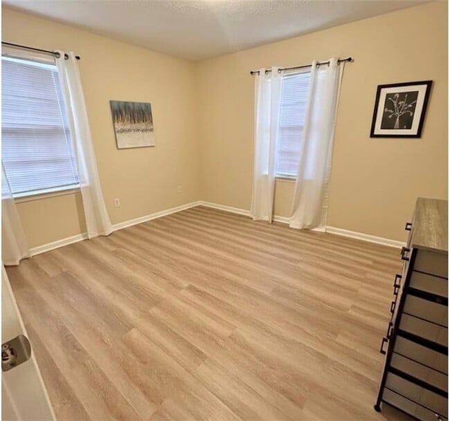 Building Photo - 1005 Eastview Rd NE