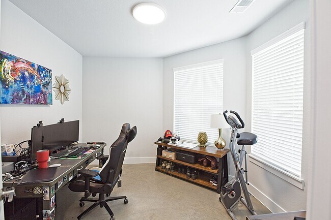Building Photo - Dallas Gated Corner Townhome