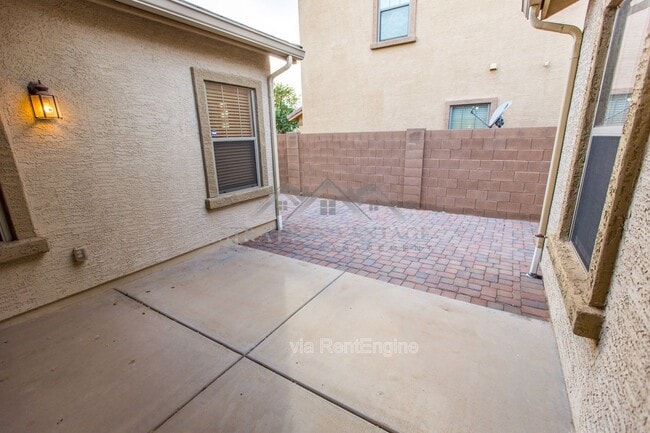 Building Photo - 945 E Blue Spruce Ln