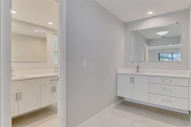 Building Photo - 1224 S View Dr