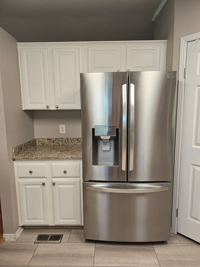 Building Photo - NEW LISTING!!!!!