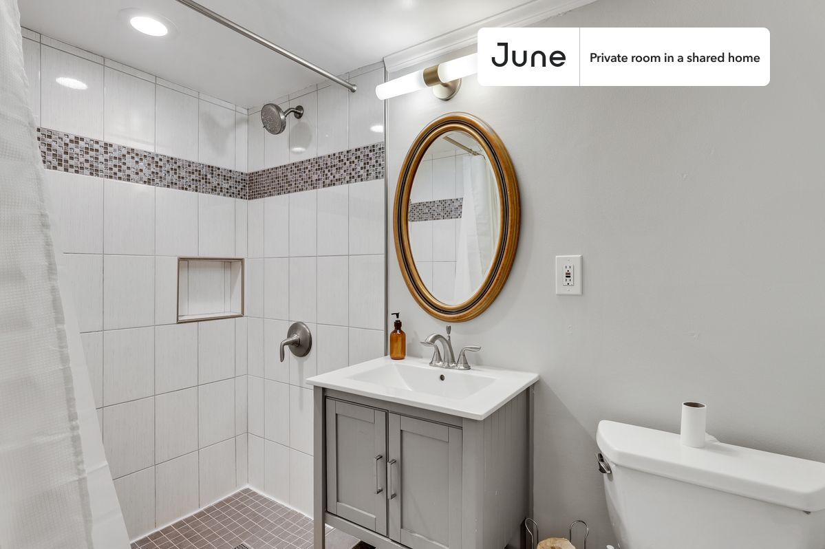 Building Photo - Room in Shared 7 bed/4 bath home