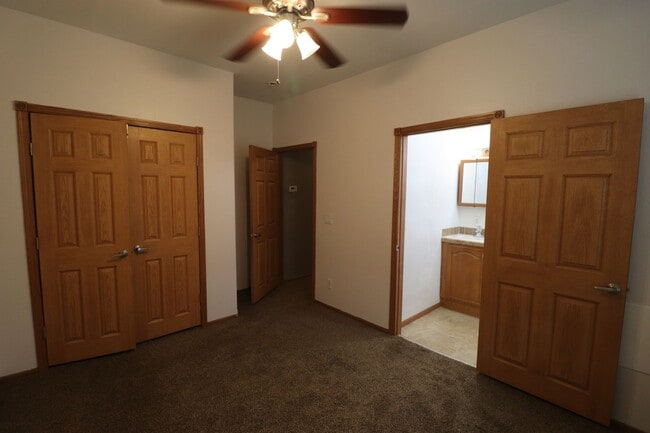 Building Photo - Spacious Town home for rent!