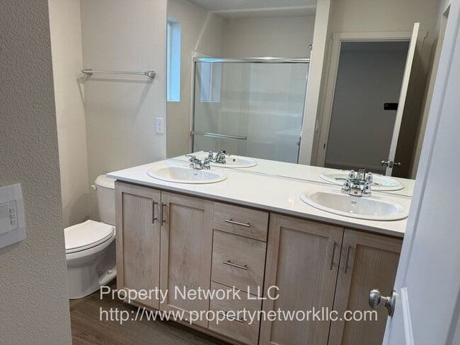 Building Photo - Great 3 Bedroom Gresham Townhouse