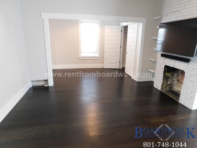 Building Photo - 657 Warnock Ave S