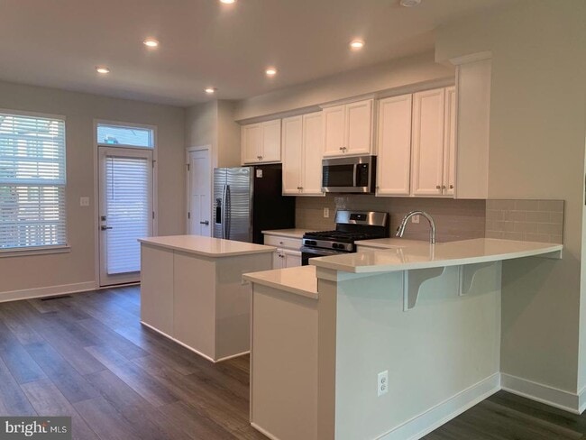 Building Photo - 14036 Sunrise Valley Dr