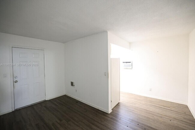 Building Photo - 2799 E 4th Ave