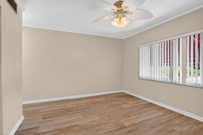 Building Photo - 596 SE 20th Ave