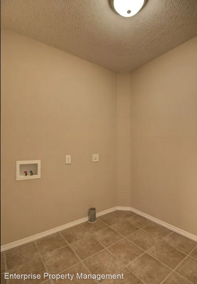 Building Photo - 3 br, 2 bath House - 1050 S Strasbourg Ave