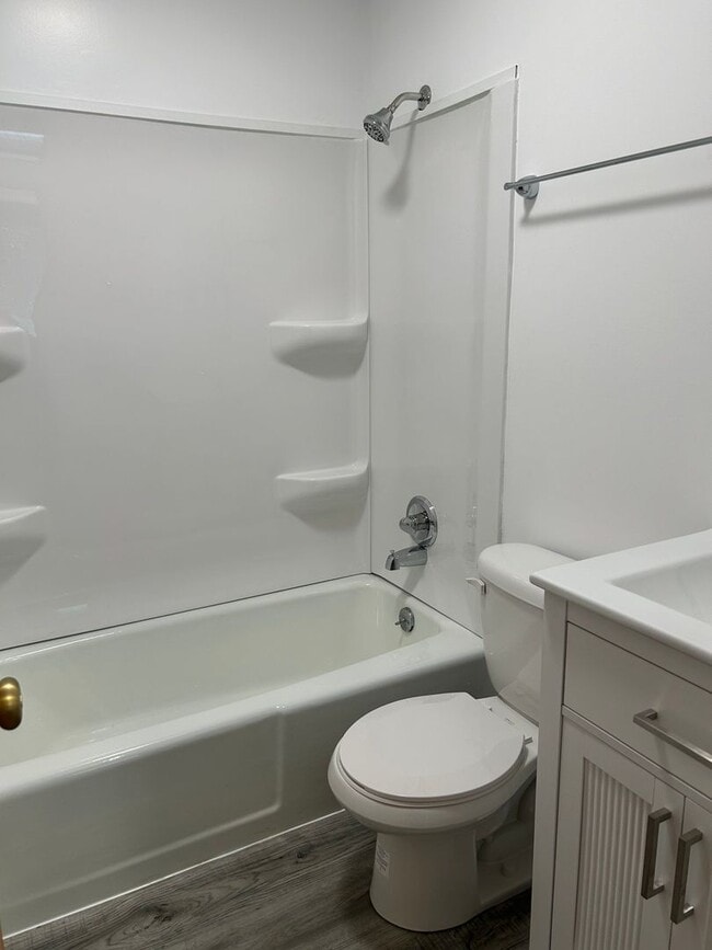 Building Photo - 3 Bedroom, 2 bath in the quiet Woodcliff Acres community