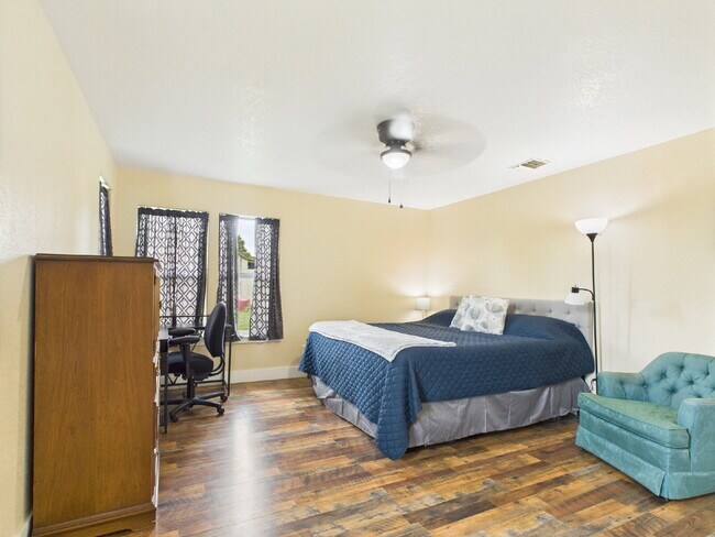 Building Photo - Move-in Ready 3/2