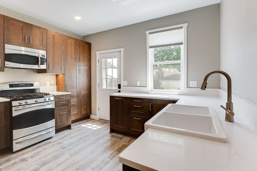 Chef's kitchen - 1222 7th St W