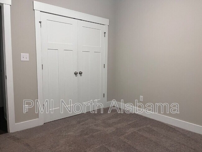 Building Photo - 14741 Greenleaf Dr