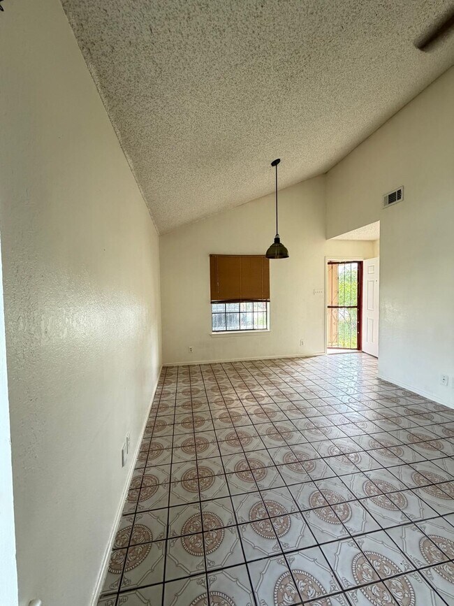 Building Photo - 1507 Agave Dr