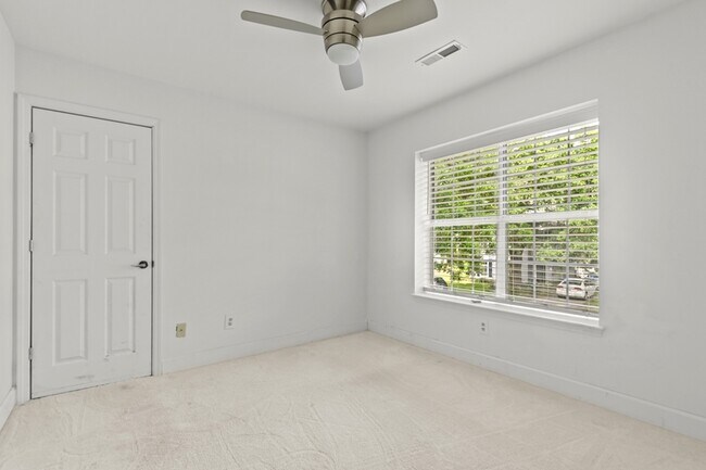 Building Photo - 1382 Center Lake Dr