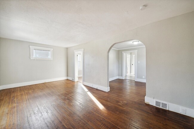 Building Photo - Cute 2 Bed 1 Bath Remodeled Home W/basemen...