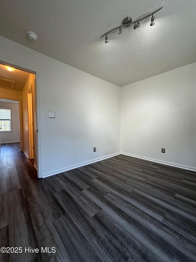 Building Photo - 60 Rainbow Dr