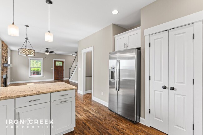 Building Photo - Elegant Contemporary Home in North Asheville