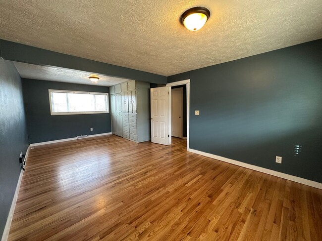 Building Photo - Spacious Northside 4-Bed, 2-Bath Ranch with Hardwood Floors