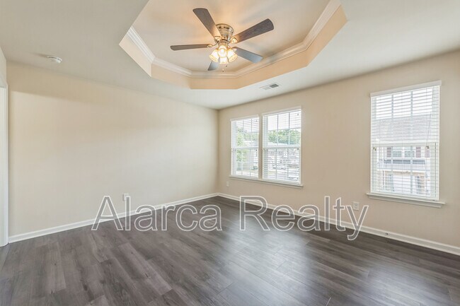Building Photo - 2455 Silverthorn Dr