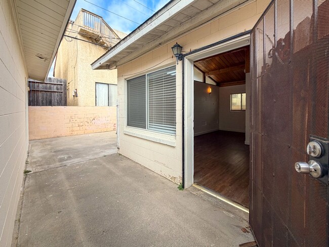 Building Photo - 313-317 Highland Dr.