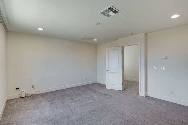 Building Photo - Absolutely Amazing Home in the Southwest! Check it out today!