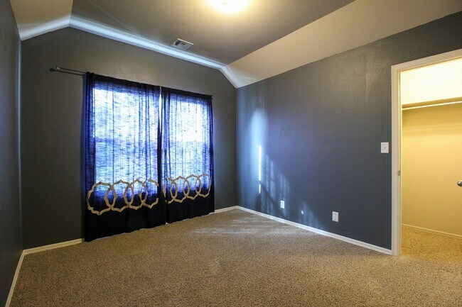 Building Photo - Custom Built 4 Bedroom In Southern Reserve...