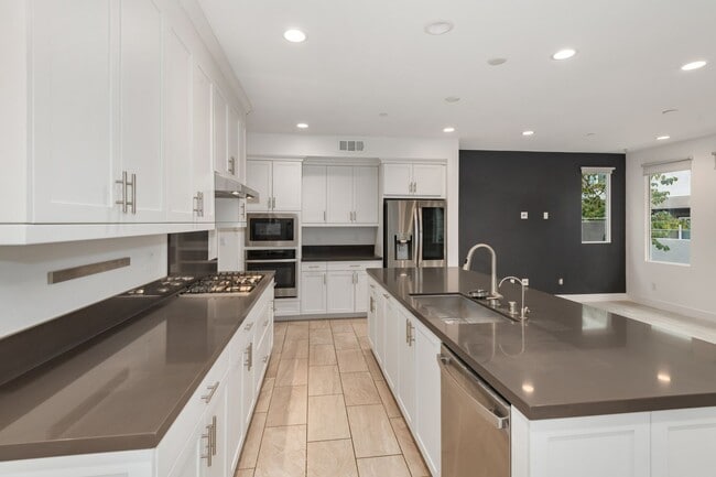 Building Photo - 3 Bedroom + Loft for Lease GREAT PARK LOCA...