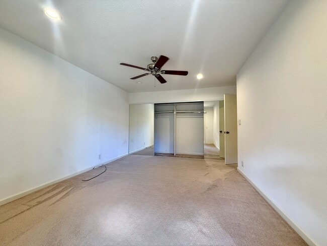 Building Photo - 4004-4006 Bismarck Dr