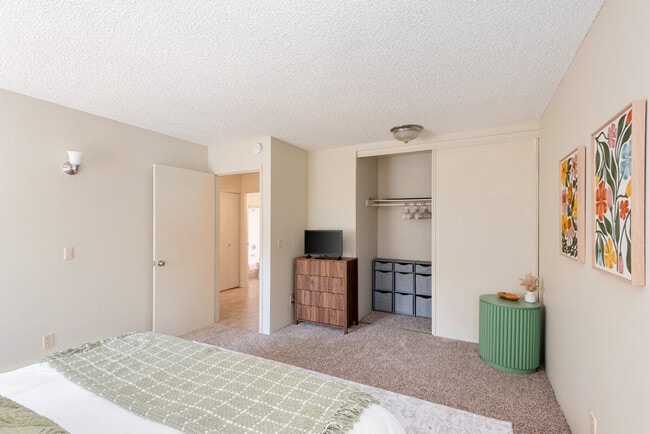 Building Photo - 2348 S Vermont St