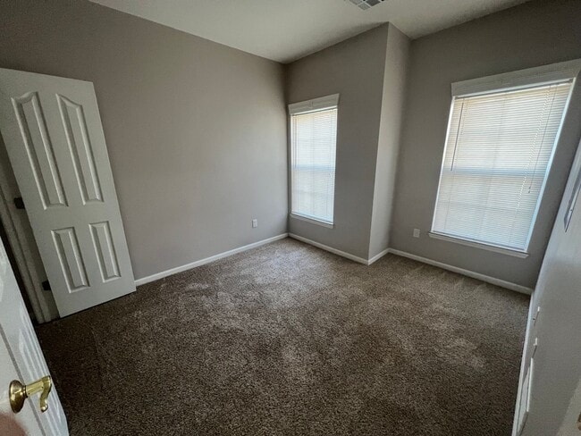 Building Photo - LUXURIOUSLY ELEGANT DESIGN 1 BDR APT. Avai...