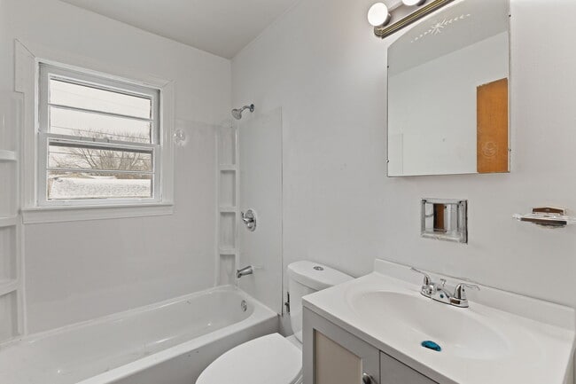 Building Photo - 3016 N Arlington Ave