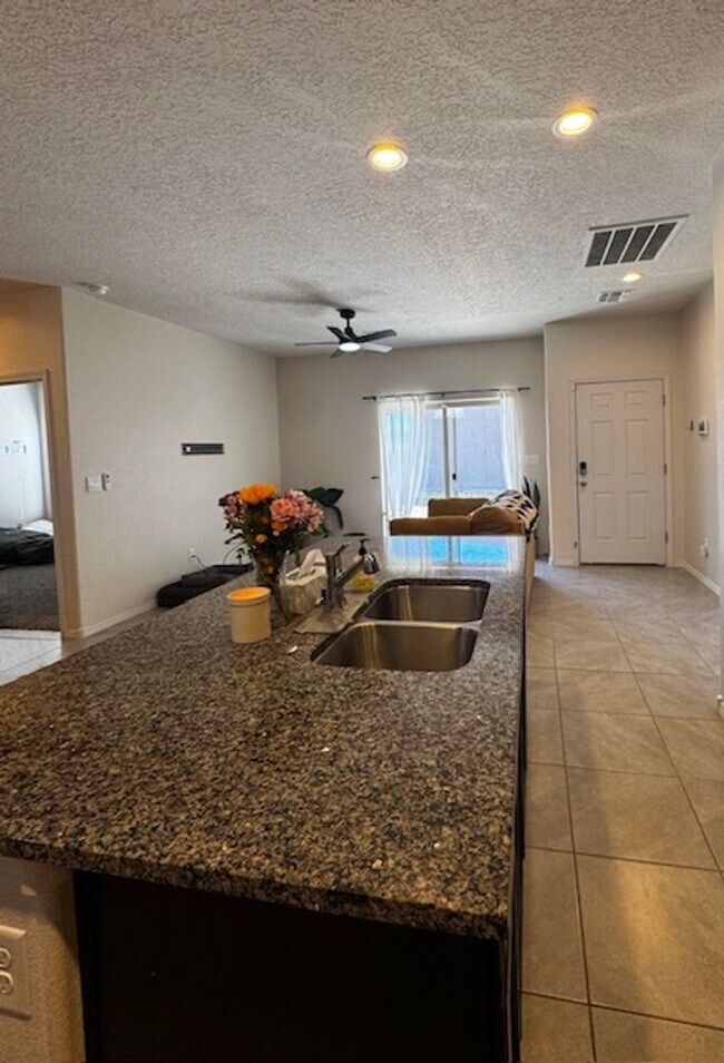 Building Photo - Newer 3 Bed / 2 Bath Home (Built 2024) in Los Lunas