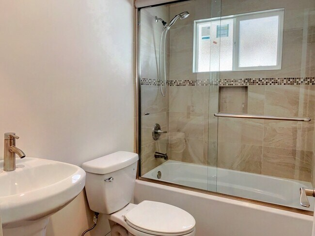 Building Photo - Charming, Remodeled 3-Bed / 3-Bath Home wi...